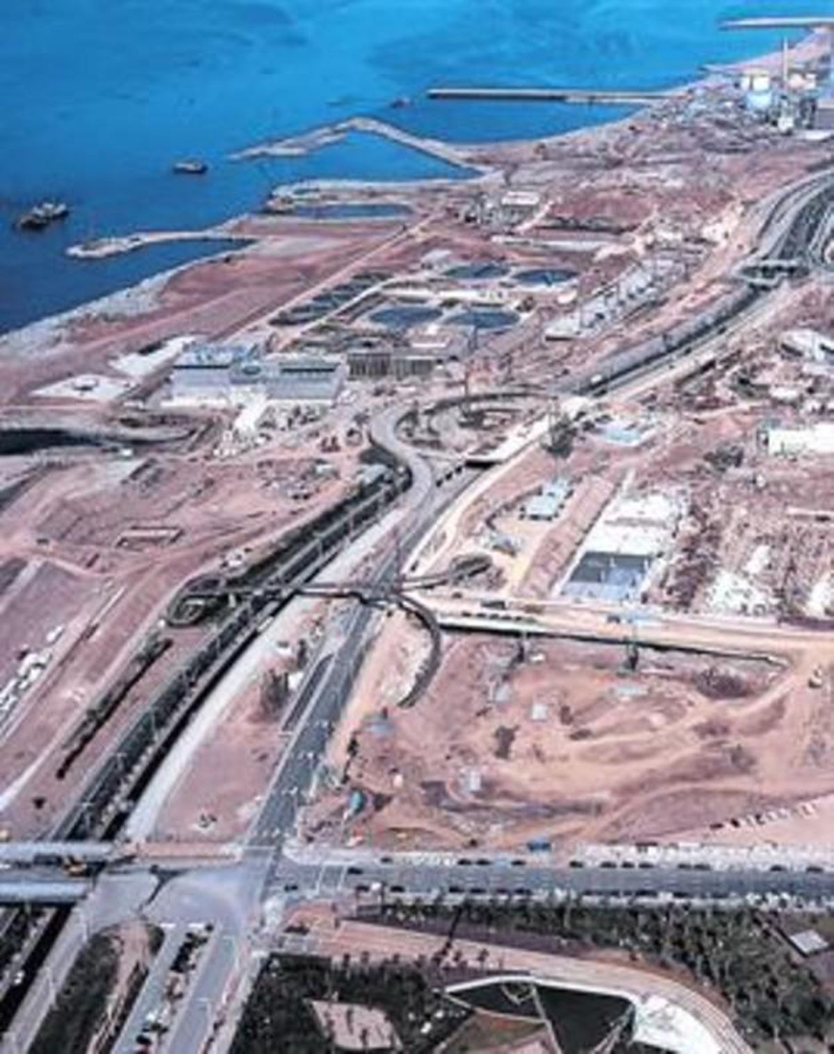 Vista aérea de las obras del Fòrum 2004 tomada en el 2002. Vista aérea de las obras del Fòrum 2004 tomada en el 2002.