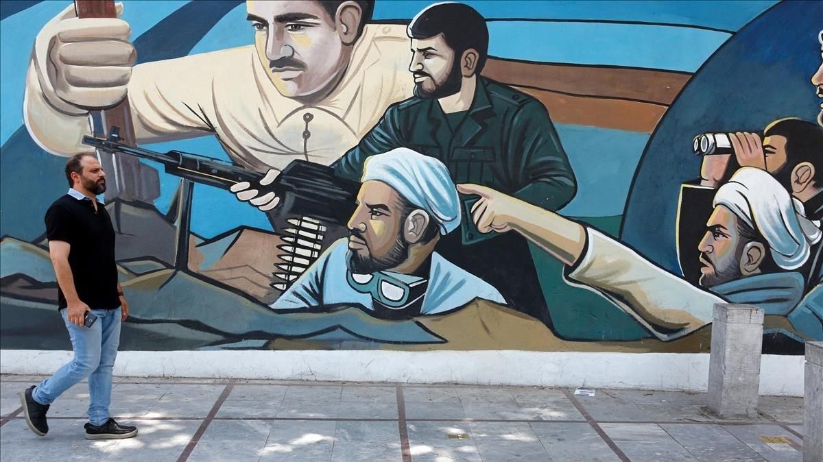 Un hombre camina delante de un mural en Teherán (Irán) sobre el acuerdo nuclear. Un hombre camina delante de un mural en Teherán (Irán) sobre el acuerdo nuclear.