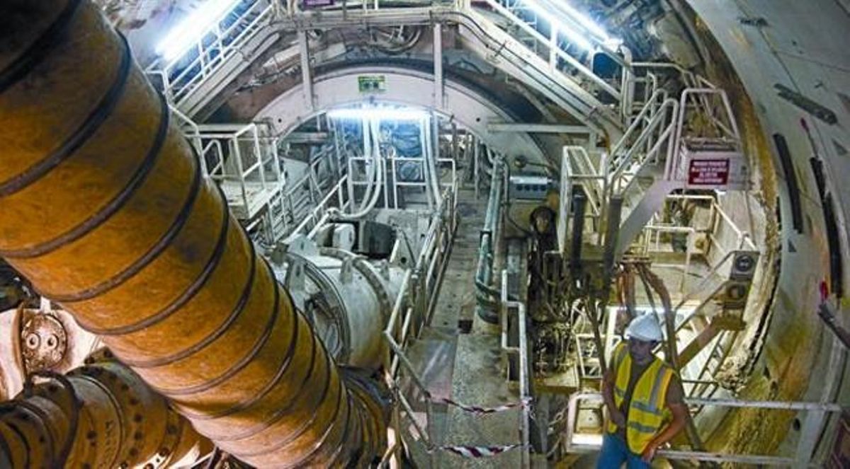 La tuneladora de la L-10 encallada en la Zona Franca, que ha vuelto a perforar después de ser reparada, ayer por la mañana, en Foc Cisell. La tuneladora de la L-10 encallada en la Zona Franca, que ha vuelto a perforar después de ser reparada, ayer por la mañana, en Foc Cisell.