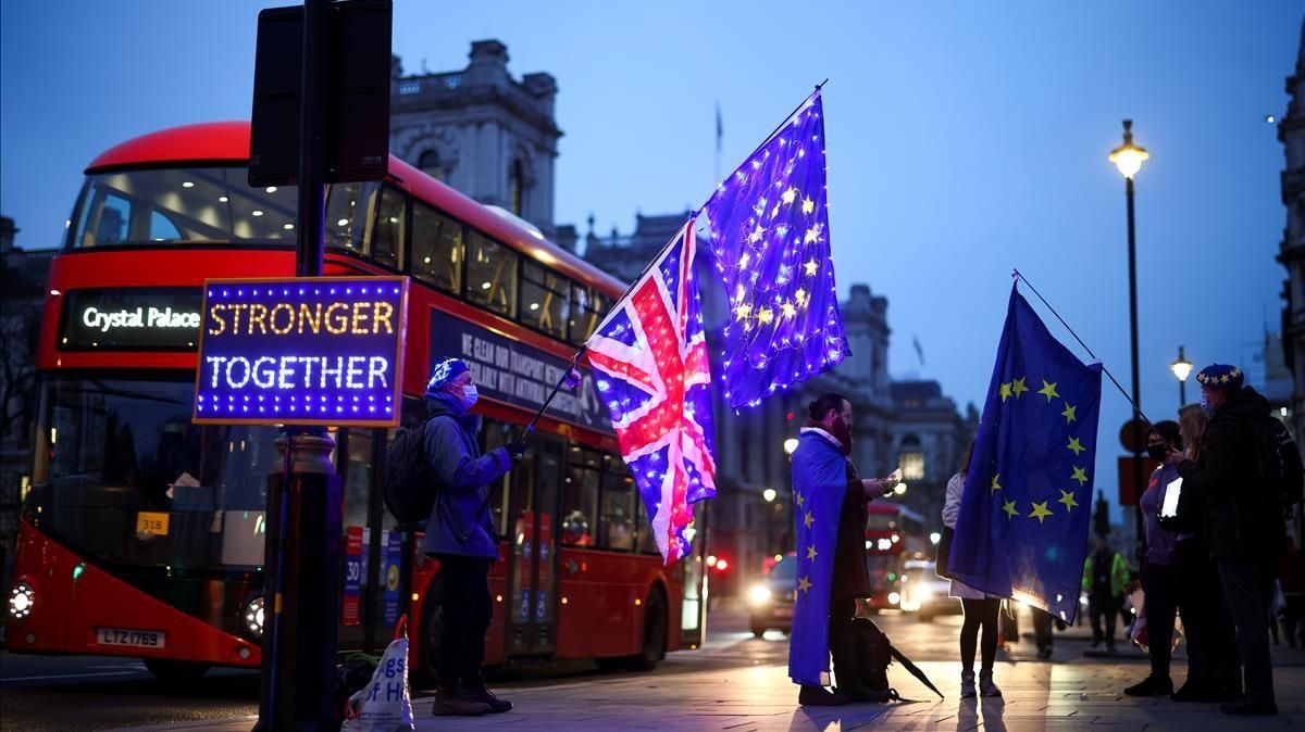 Manifestantes anti-Brexit se manifiestan frente al Parlamento británico, este miércoles en Londres. Manifestantes anti-Brexit se manifiestan frente al Parlamento británico, este miércoles en Londres.