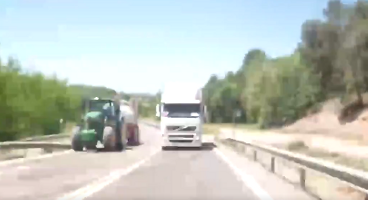 Adelantamiento penal en Olost (Barcelona), un camionero adelantando un tractor con una línea continua