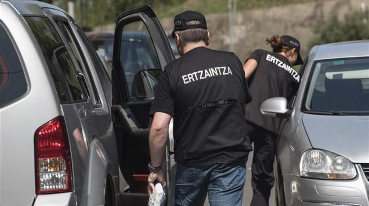 Agentes de la Ertzaintza, en un registro de vehículos, el pasado mes de agosto. Agentes de la Ertzaintza, en un registro de vehículos, el pasado mes de agosto.