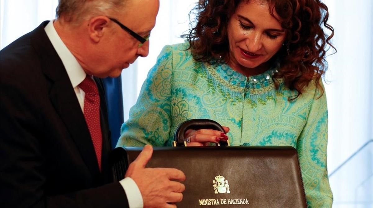 La ministra de Hacienda, María Jesús Montero, en el momento en que recibió la cartera ministerial de su antecesor, Cristóbal Montoro, en junio del 2018. La ministra de Hacienda, María Jesús Montero, en el momento en que recibió la cartera ministerial de su antecesor, Cristóbal Montoro, en junio del 2018.