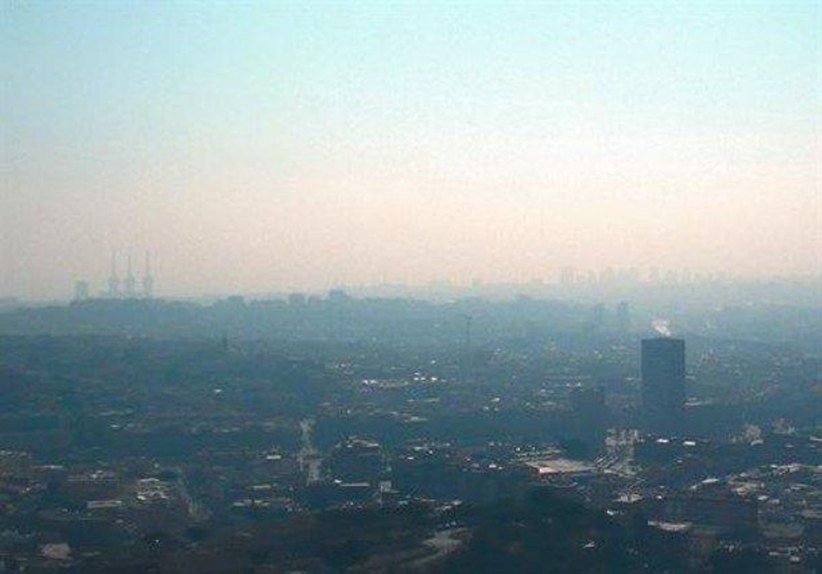 La neblina causada por la contaminación en el área metropolitana de Barcelona, vista desde Santa Coloma de Gramenet, el pasado lunes. La neblina causada por la contaminación en el área metropolitana de Barcelona, vista desde Santa Coloma de Gramenet, el pasado lunes.