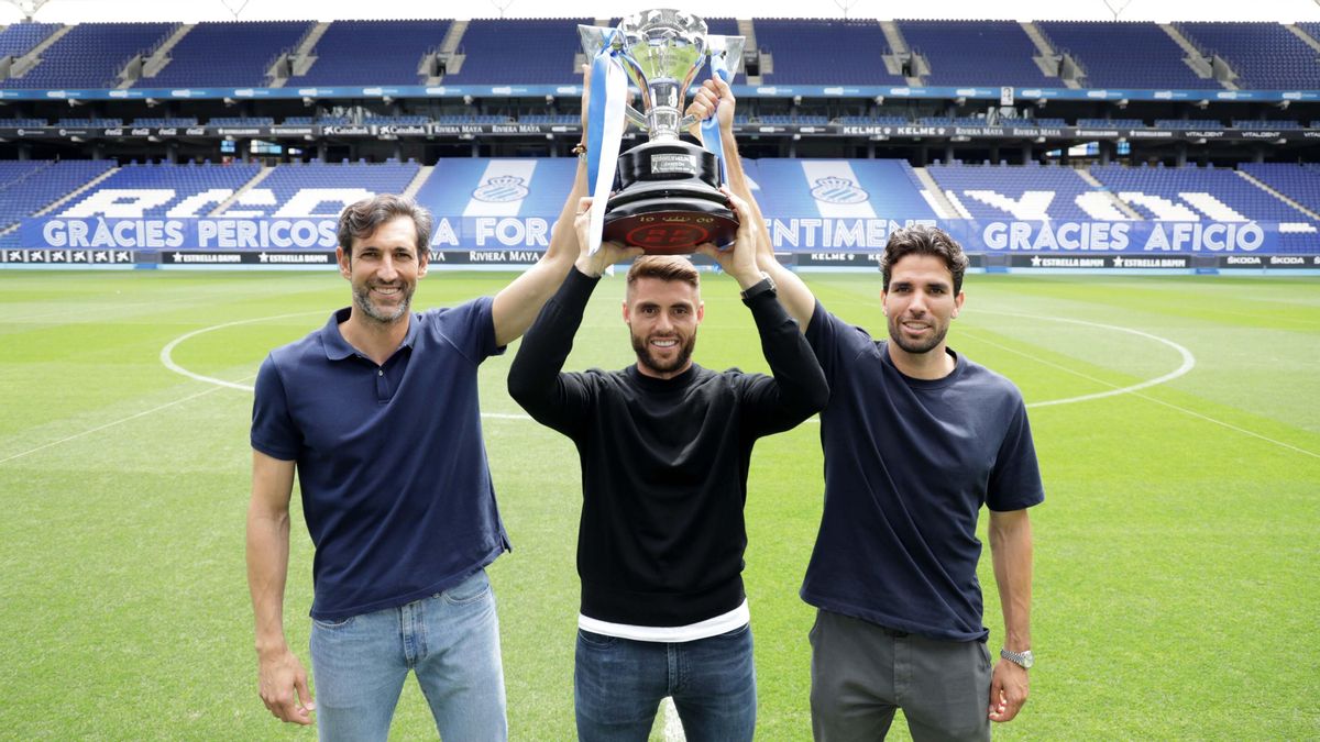 Diego López, David López y Cabrera alzan el trofeo de campeones de Segunda, este lunes en el RCDE Stadium. Diego López, David López y Cabrera alzan el trofeo de campeones de Segunda, este lunes en el RCDE Stadium.