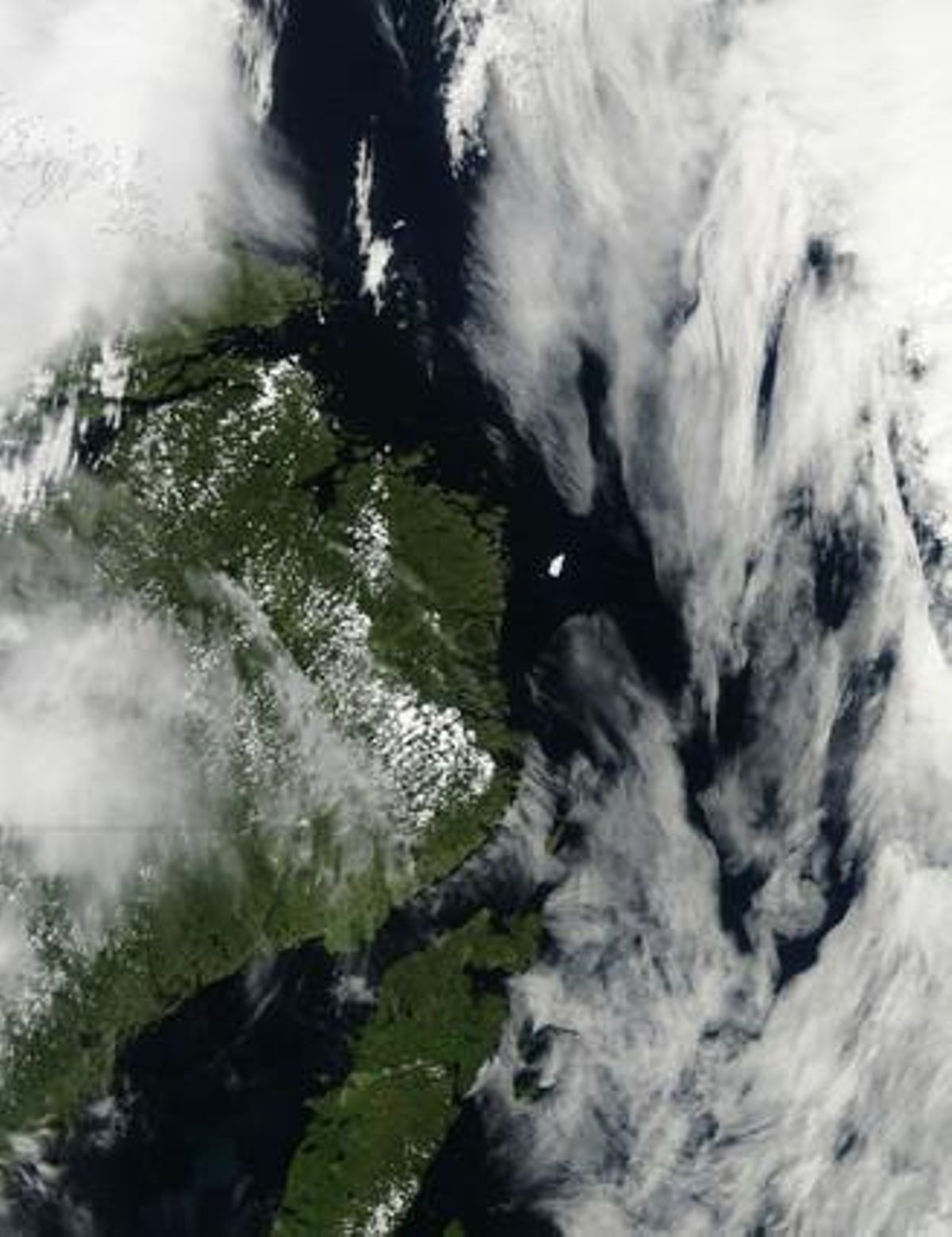 El iceberg Petermann 2, (la pequeña mancha blanca del centro de la imagen) navegando frente a las costas de Labrador, captado la semana pasada por un satélite de la NASA. El iceberg Petermann 2, (la pequeña mancha blanca del centro de la imagen) navegando frente a las costas de Labrador, captado la semana pasada por un satélite de la NASA.