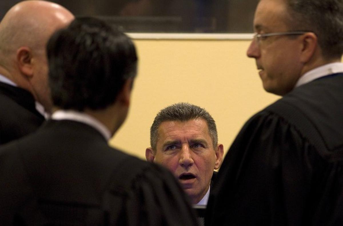 L’exgeneral croat Ante Gotovina parla amb els seus advocats, aquest divendres, durant el judici del Tribunal Penal Internacional per a l’Antiga Iugoslàvia, a l’Haia.