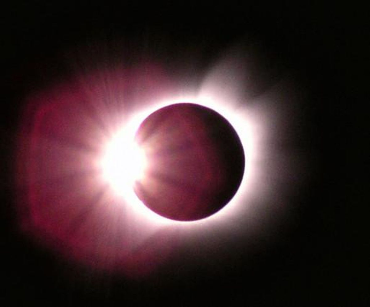 Eclipse total de Sol visto desde la Antártica, en noviembre del 2003. Eclipse total de Sol visto desde la Antártica, en noviembre del 2003.
