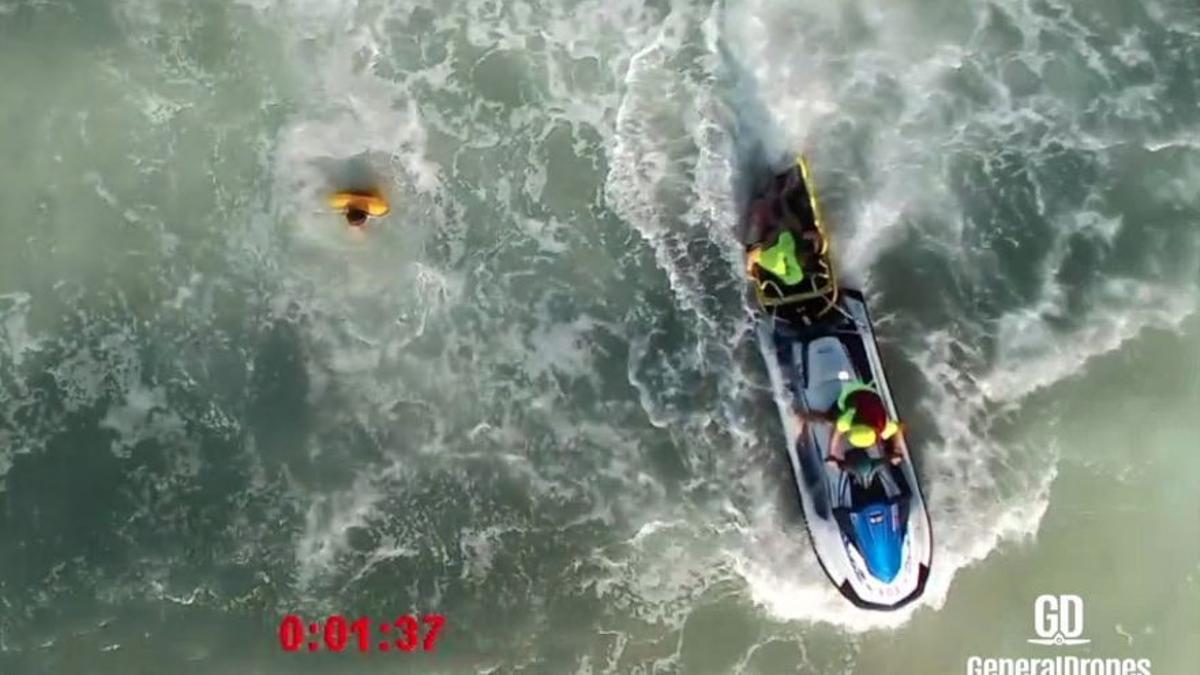 Un dron rescata 'in extremis' a dos niños de una playa valenciana