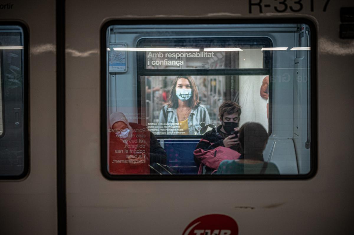 Un metro de Barcelona, el 9 de abril de 2021, cuando la mascarilla era obligatoria en el transporte público, medida que ya no está en vigor desde el pasado febrero.