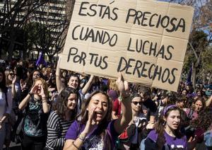 Estudiantes de la Universitat de Valencia en la manifestación feminista del 8-M de 2019 ante el Rectorado.