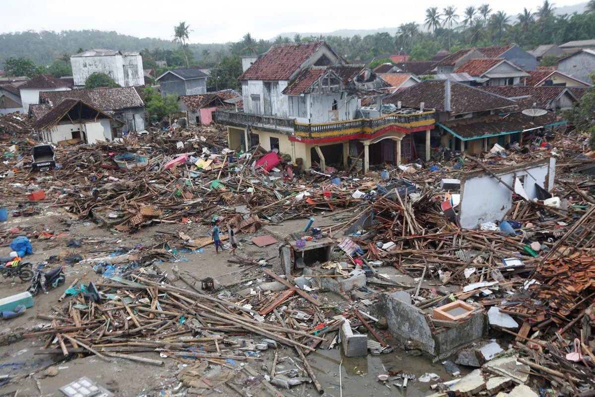 Los residentes locales caminan entre los escombros en un area devastada despues de que un tsunami golpeo el Estrecho de Sunda en Sumur Banten Indonesia. EFE ADI WEDA Los residentes locales caminan entre los escombros en un area devastada despues de que un tsunami golpeo el Estrecho de Sunda en Sumur Banten Indonesia. EFE ADI WEDA
