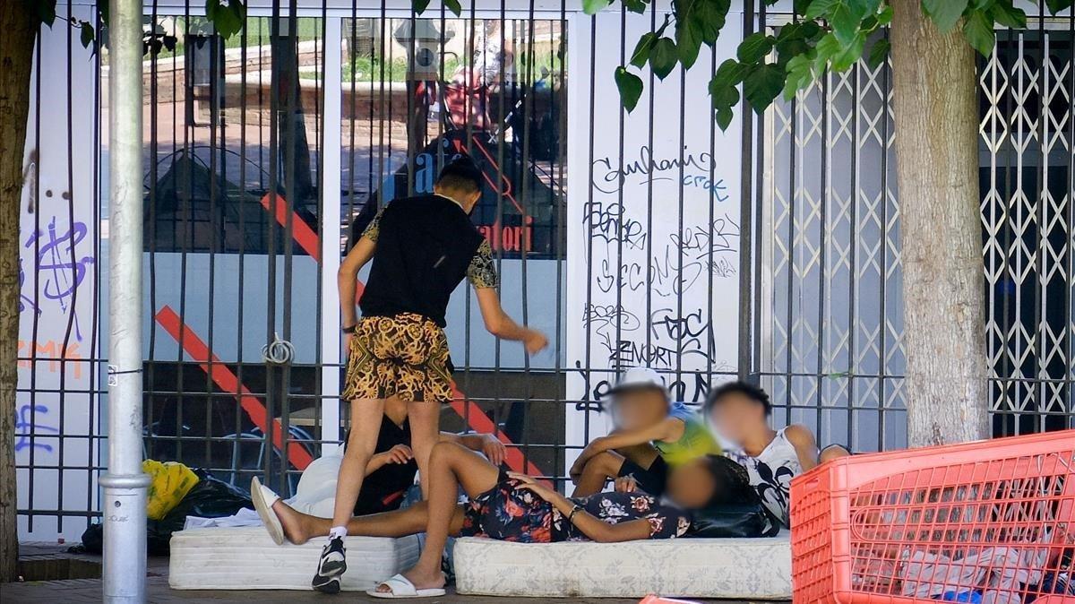 Menores que viven en la calle, en una plaza del Raval, el pasado verano.