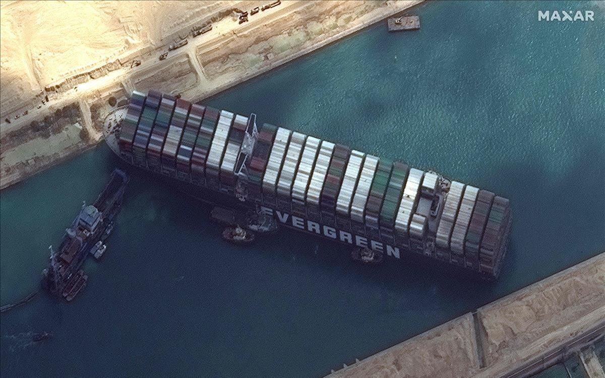imagen satelital del barco que tiene las dimensiones de cuatro campos de futbol encallado en el Canal de Suez imagen satelital del barco que tiene las dimensiones de cuatro campos de futbol encallado en el Canal de Suez