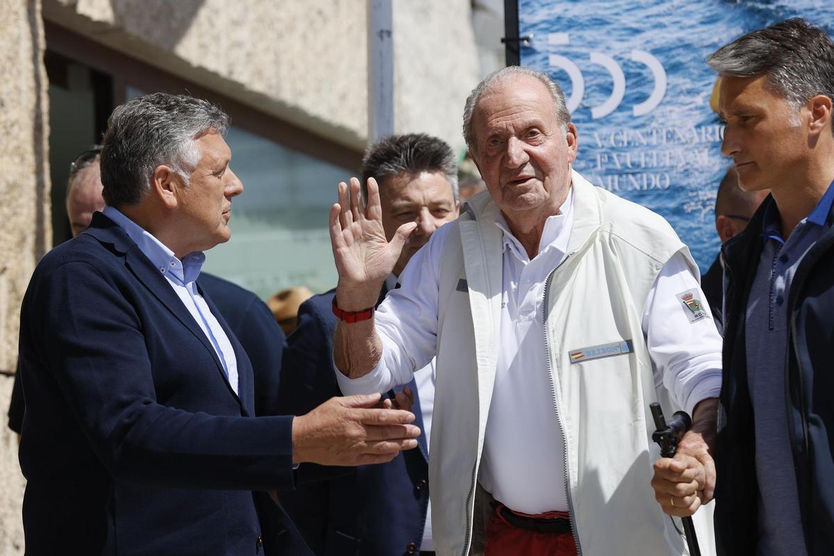 SANXENXO (PONTEVEDRA), 20/05/2022.- El rey emérito Juan Carlos I, es recibido por el alcalde de Sanxenxo, Telmo Martín (i), este viernes en las instalaciones del Real Club Náutico de Sanxenxo (RCNS), donde se espera que compita a bordo del Bribón en el trofeo InterRías de la clase 6m. EFE/Lavandeira Jr.