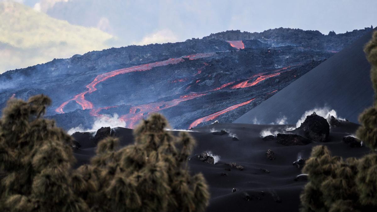La erupción del volcán de La Palma sube a magnitud 3