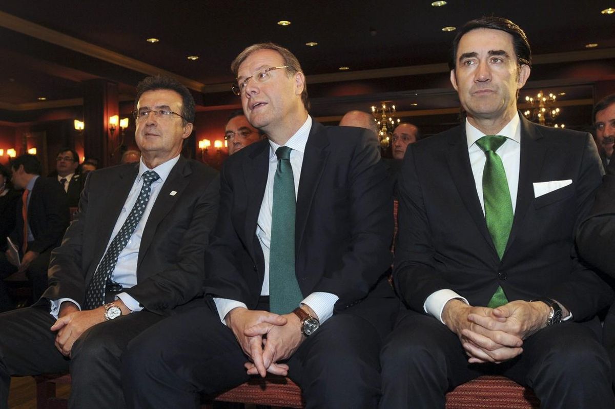 El alcalde de León, Antonio Silván, en el centro, junto al empresario José Luis Ulibarri, a la izquierda. El alcalde de León, Antonio Silván, en el centro, junto al empresario José Luis Ulibarri, a la izquierda.