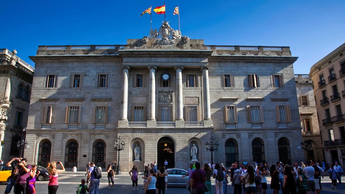 Imagen de archivo de la fachada del Ayuntamiento de Barcelona, en la plaza Sant Jaume