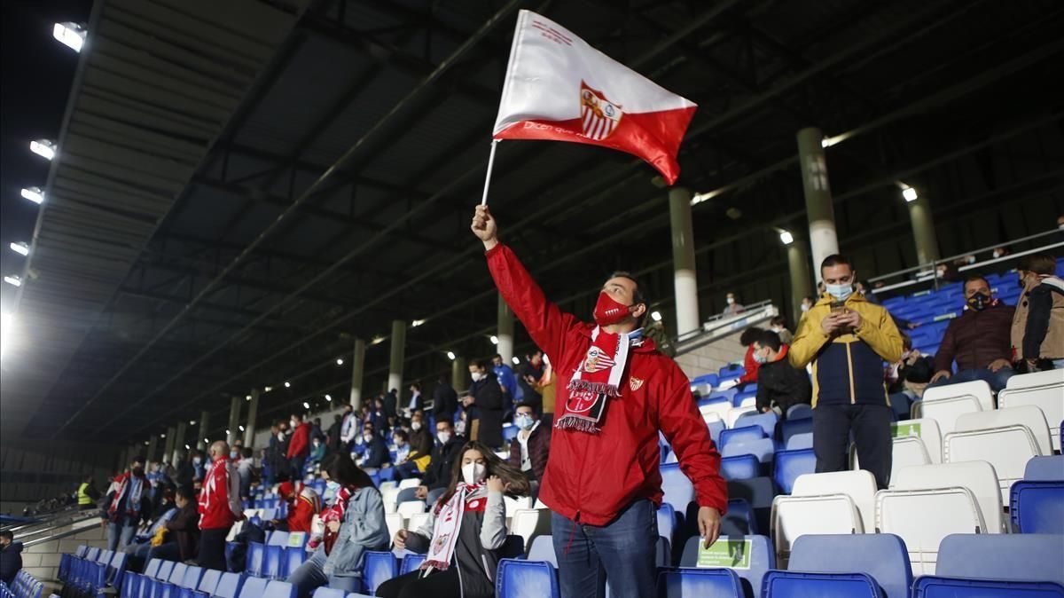 Un aficionado del Sevilla muestra la bandera de su equipo en el duelo de Copa disputado en Lucena este martes. Un aficionado del Sevilla muestra la bandera de su equipo en el duelo de Copa disputado en Lucena este martes.