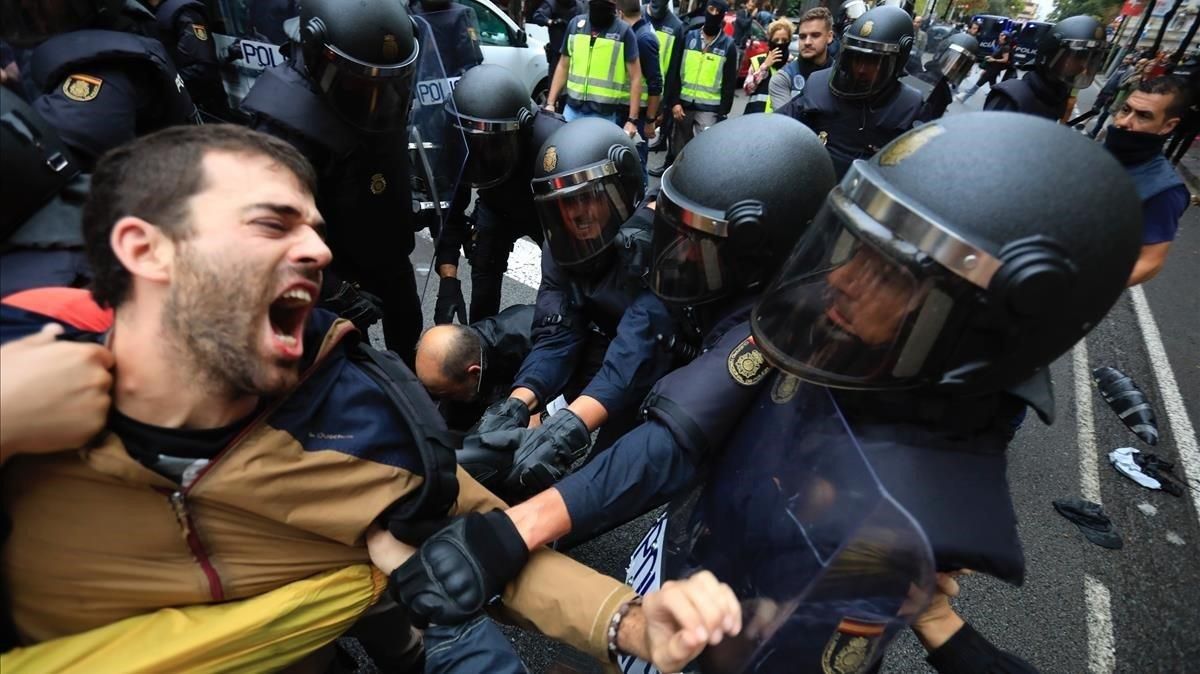 Intervención de la Policía Nacional en la escuela Llull de Barcelona el 1-O. Intervención de la Policía Nacional en la escuela Llull de Barcelona el 1-O.