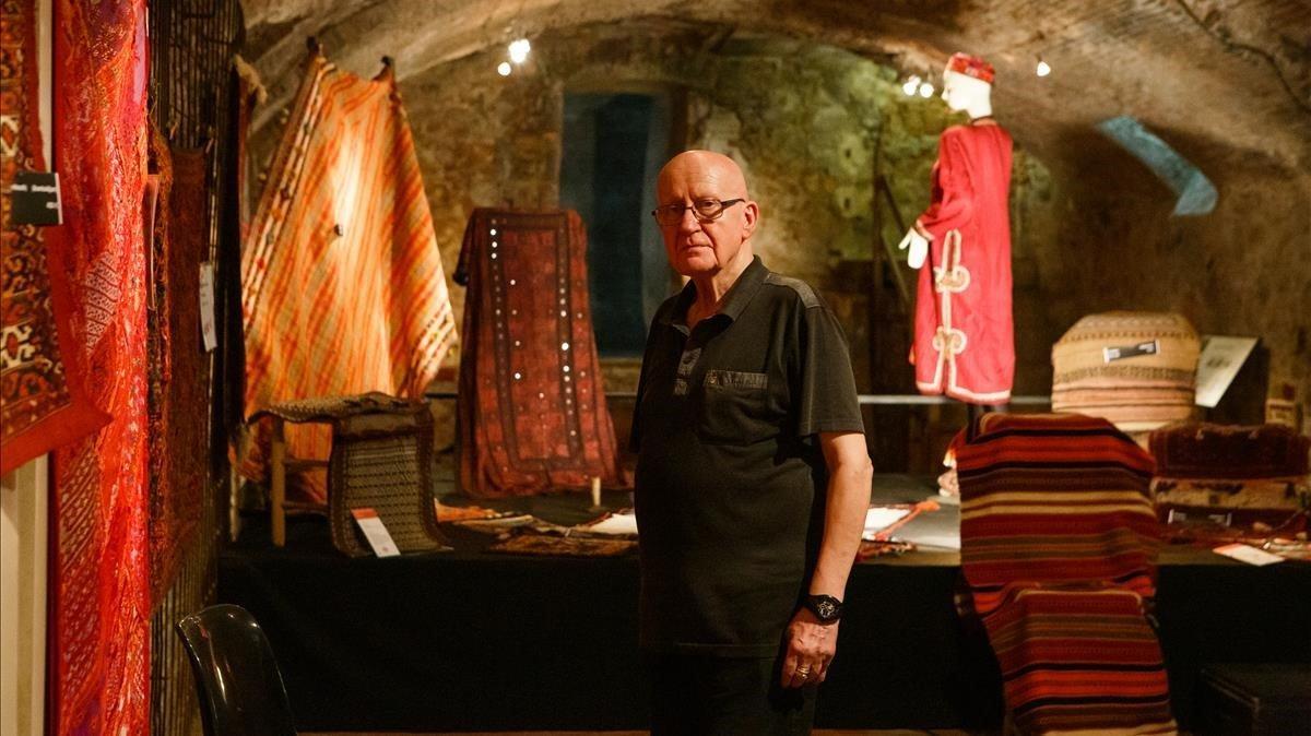 Francesc Ventura en su tienda  Ventura  de Sabadell  de articulos de viaje (maletas   ) y alfombras  en cuyo interior tiene el horno de ceramica mas grande de Europa
