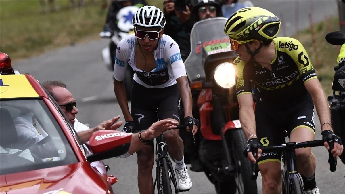 El director del Tour, Christian Prudhomme, anuncia a Simon Yates y Egan Bernal la suspensión de la etapa. El director del Tour, Christian Prudhomme, anuncia a Simon Yates y Egan Bernal la suspensión de la etapa.