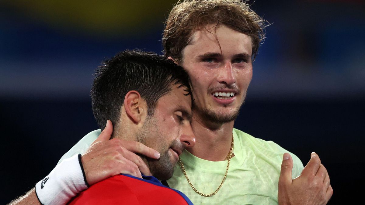 Djokovic se abraza con Zverev, después de perder con el tenista alemán. Djokovic se abraza con Zverev, después de perder con el tenista alemán.