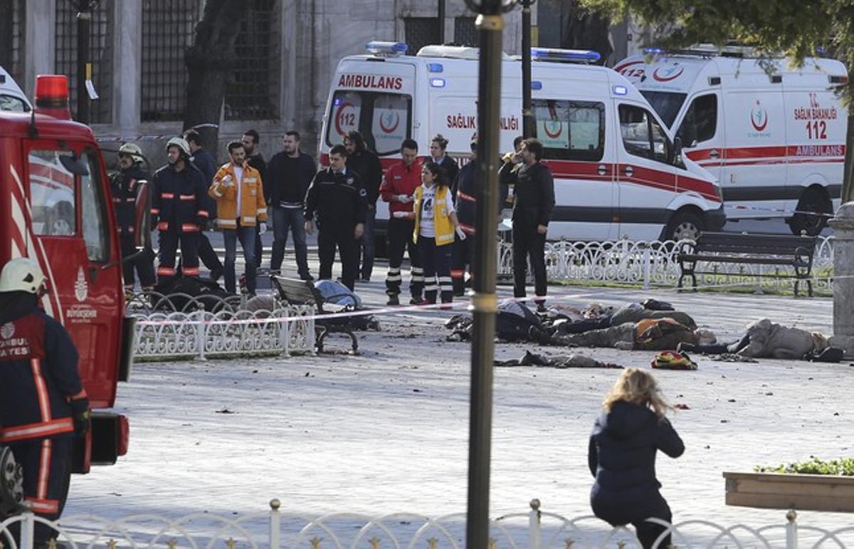 Servicios de rescate en la zona del atentado de Estambul.