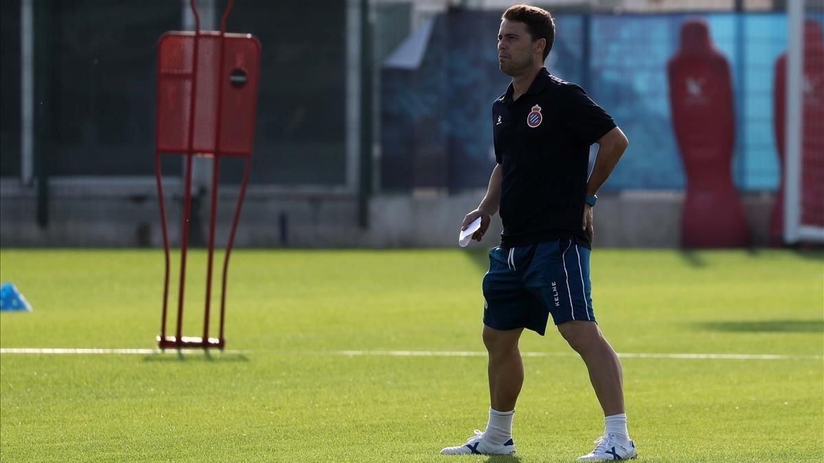Rubi dirige un entrenamiento del Espanyol para preparar la vicita a El Alcoraz. Rubi dirige un entrenamiento del Espanyol para preparar la vicita a El Alcoraz.