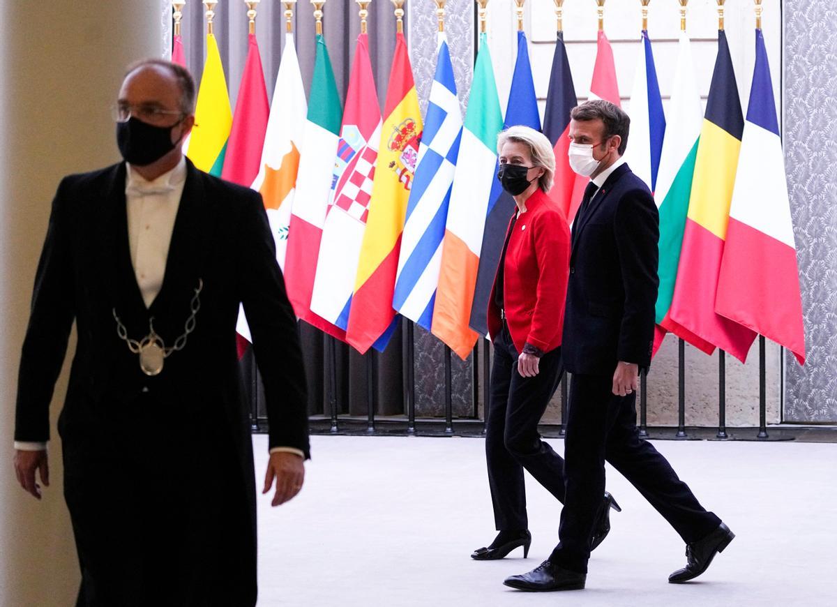 El presidente francés, Emmanuel Macron, camina junto a la presidenta de la Comisión Europea, Ursula von der Leyen, este viernes en el Elíseo.