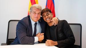 Joan Laporta y Lamine Yamal, en el despacho del presidente del Barça.
