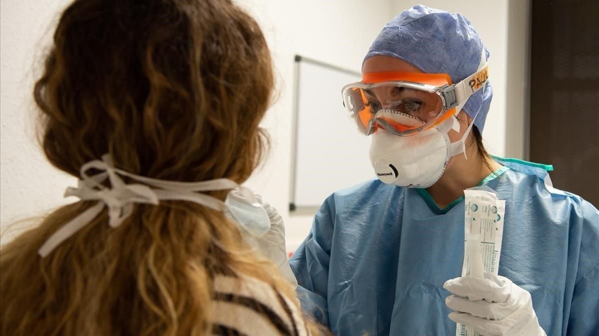Sanitarios del Hospital Clínic de Barcelona tratando a pacientes con coronavirus. Sanitarios del Hospital Clínic de Barcelona tratando a pacientes con coronavirus.