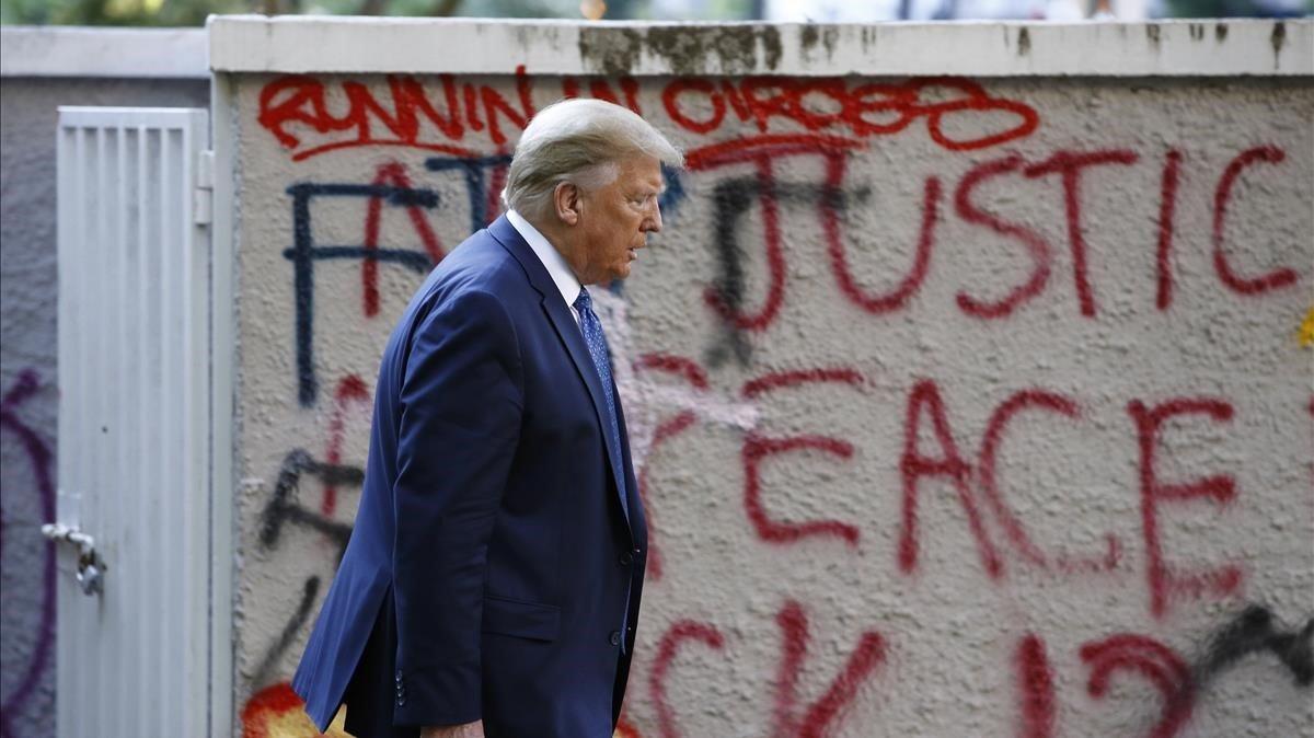 Trump el pasado lunes de camino a la iglesia de St John situada frente a la Casa Blanca. Trump el pasado lunes de camino a la iglesia de St John situada frente a la Casa Blanca.