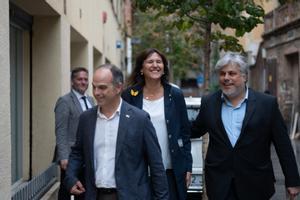  El secretario general de Junts, Jordi Turull; la presidenta de Junts, Laura Borràs y el líder del partido en el Parlament, Albert Batet, antes de que termine la votación de Junts, en las puertas de la sede de la formación.