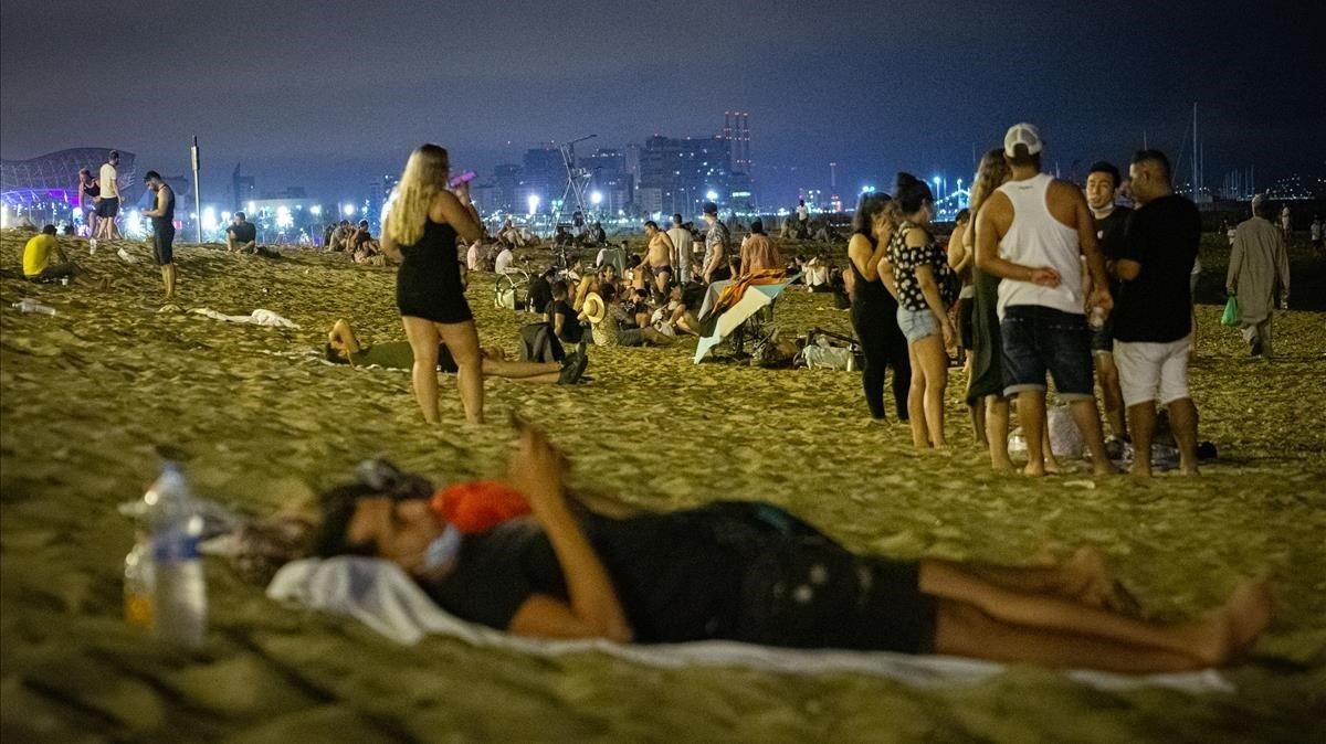 Ambiente en la playa de la Barceloneta, a la una y media de la madrugada el pasado 1 de agosto. Ambiente en la playa de la Barceloneta, a la una y media de la madrugada el pasado 1 de agosto.