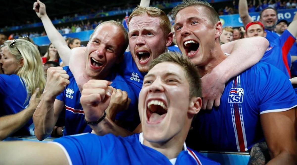 Cuatro hinchas islandeses celebran con un selfi la heroica victoria de su selección ante Inglaterra. 