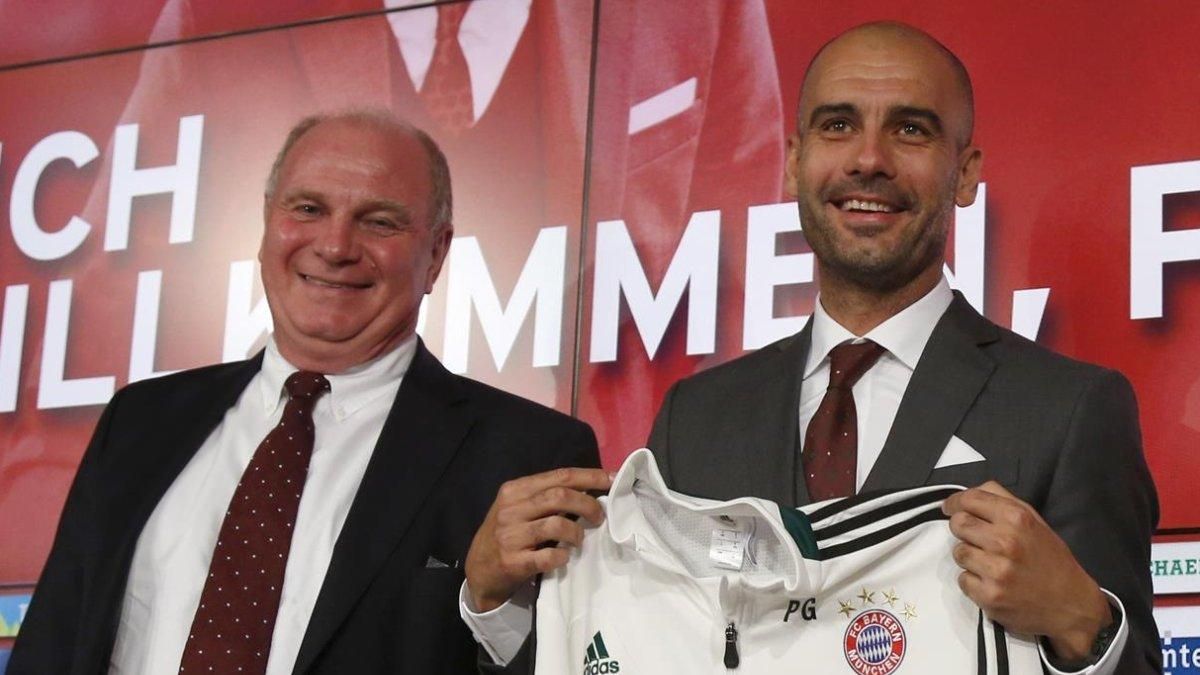 Uli Hoeness y Pep Guardiola, en la presentación del técnico con el Bayern, en el 2013. Uli Hoeness y Pep Guardiola, en la presentación del técnico con el Bayern, en el 2013.