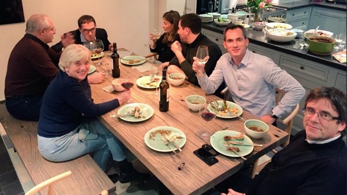Puigdemont y los cuatro ’exconsellers’ que le acompañan, el pasado jueves en una comida con el diputado flamenco Lorin Parys, en Leuven (Bélgica). Puigdemont y los cuatro ’exconsellers’ que le acompañan, el pasado jueves en una comida con el diputado flamenco Lorin Parys, en Leuven (Bélgica).