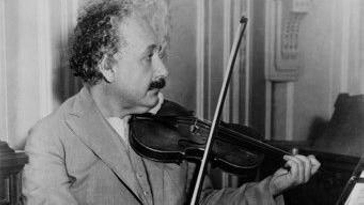 Albert Einsten toca el violín, en 1944 Albert Einsten toca el violín, en 1944