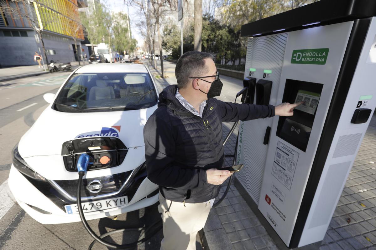 Uno de los puntos de recarga del Ayuntamiento de Barcelona para vehículos eléctricos.