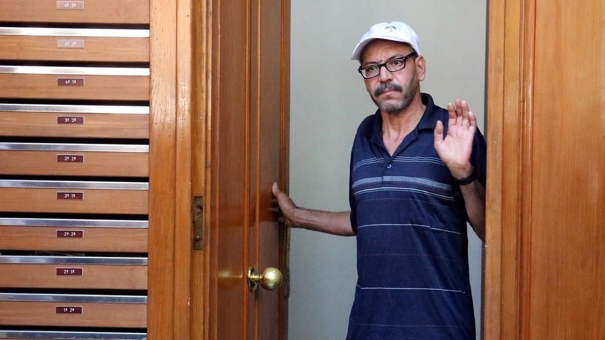 El padre de Mohamed Aallaa, Brahim Aallaa, sale del edificio de Ripoll donde vive la familia. Su hijo fue liberado por orden de la Audiencia Nacional. El padre de Mohamed Aallaa, Brahim Aallaa, sale del edificio de Ripoll donde vive la familia. Su hijo fue liberado por orden de la Audiencia Nacional.