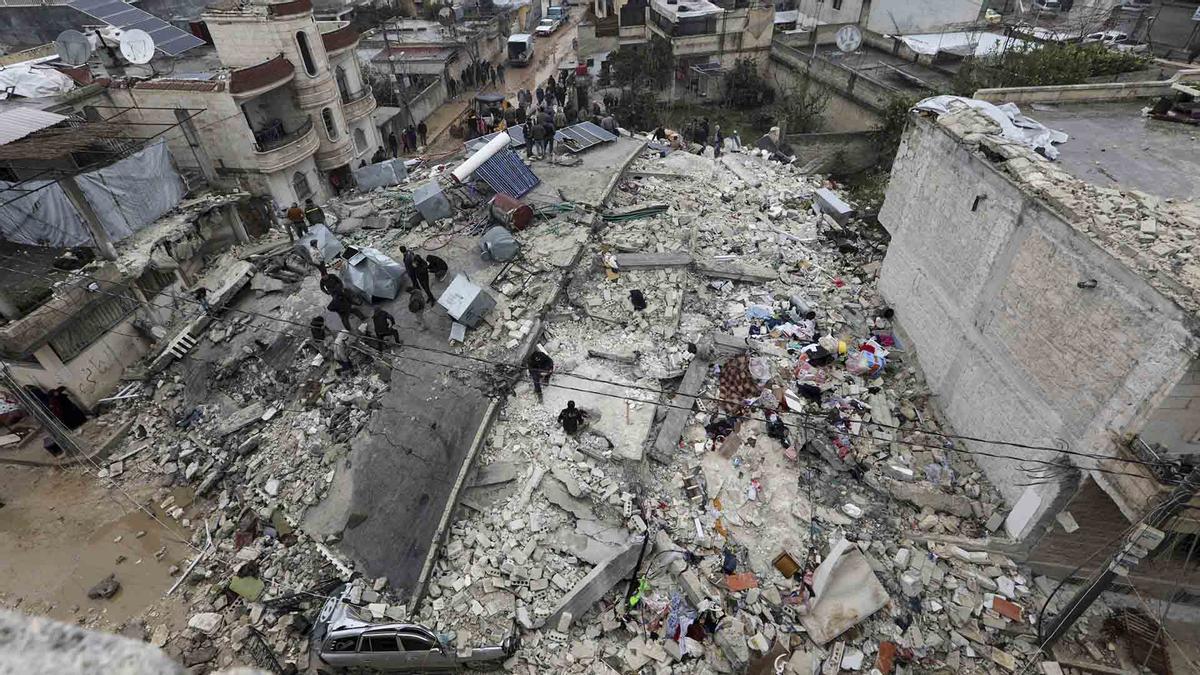 Al menos 2.300 muertos en un terremoto de 7,8 en el sur de Turquía y el norte de Siria.