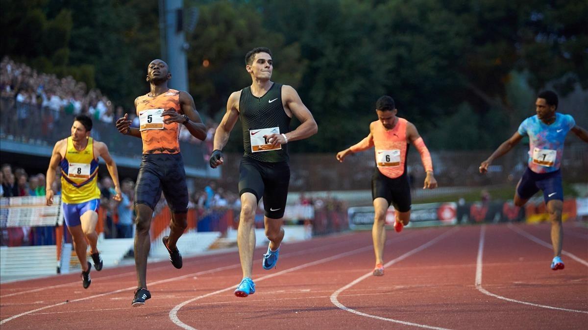 Bruno Hortelano cruza la meta como ganador en los 200 metros de la reunión de Barcelona