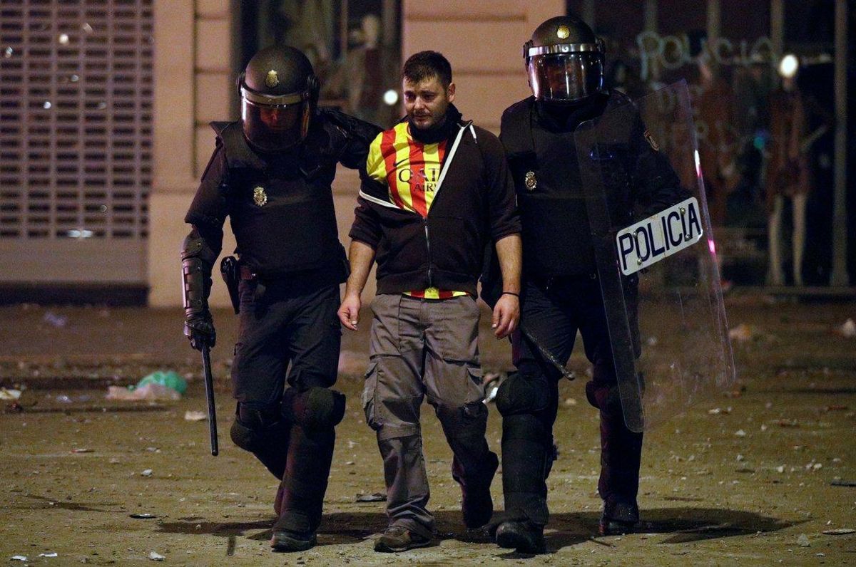 La jornada de protestas no cesa en Catalunya y el número de detenidos se acerca al centenar. La jornada de protestas no cesa en Catalunya y el número de detenidos se acerca al centenar.