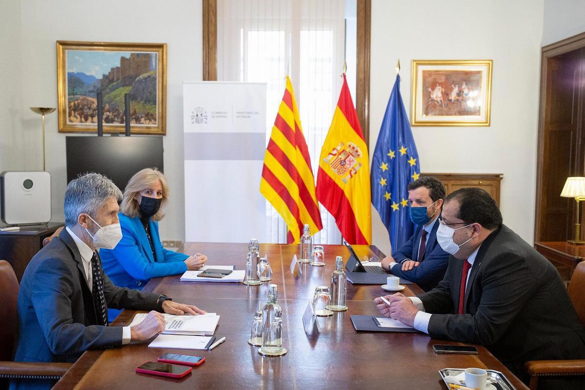 El ministro del Interior, Grande-Marlaska, y el conseller de Interior, Elena, en una reunión en Madrid para seguir los acuerdos de la Junta de Seguridad de Catalunya.