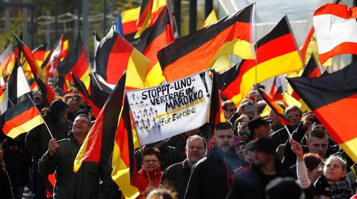 Simpatizantes de extrema derecha se manifiestan en Berlín en la conmemoración de la reunificación alemana. 