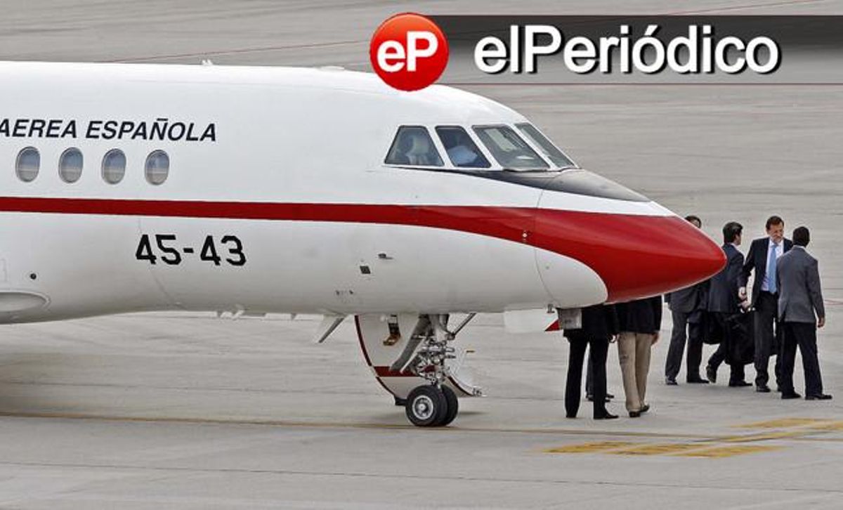 Rajoy, a su llegada al aeropuerto de Vigo a bordo del avión oficial, ayer. Rajoy, a su llegada al aeropuerto de Vigo a bordo del avión oficial, ayer.