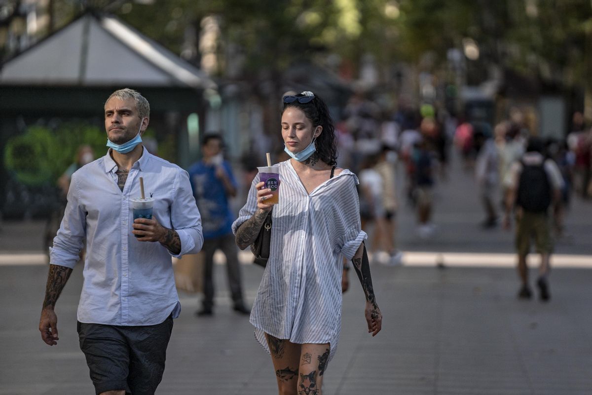 Dos viandantes por las Ramblas durante la ola de calor de 2020. Dos viandantes por las Ramblas durante la ola de calor de 2020.