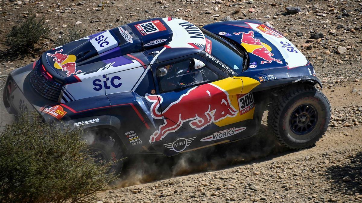 Carlos Sainz, en plena acción, durante la primera etapa del Dakar 2021.