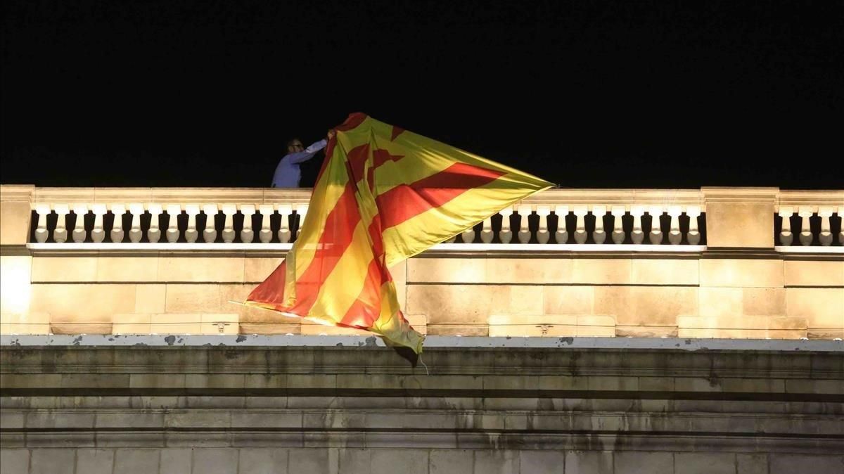El PP vol cessar els polítics que permetin estelades o llaços a seus públiques El PP vol cessar els polítics que permetin estelades o llaços a seus públiques